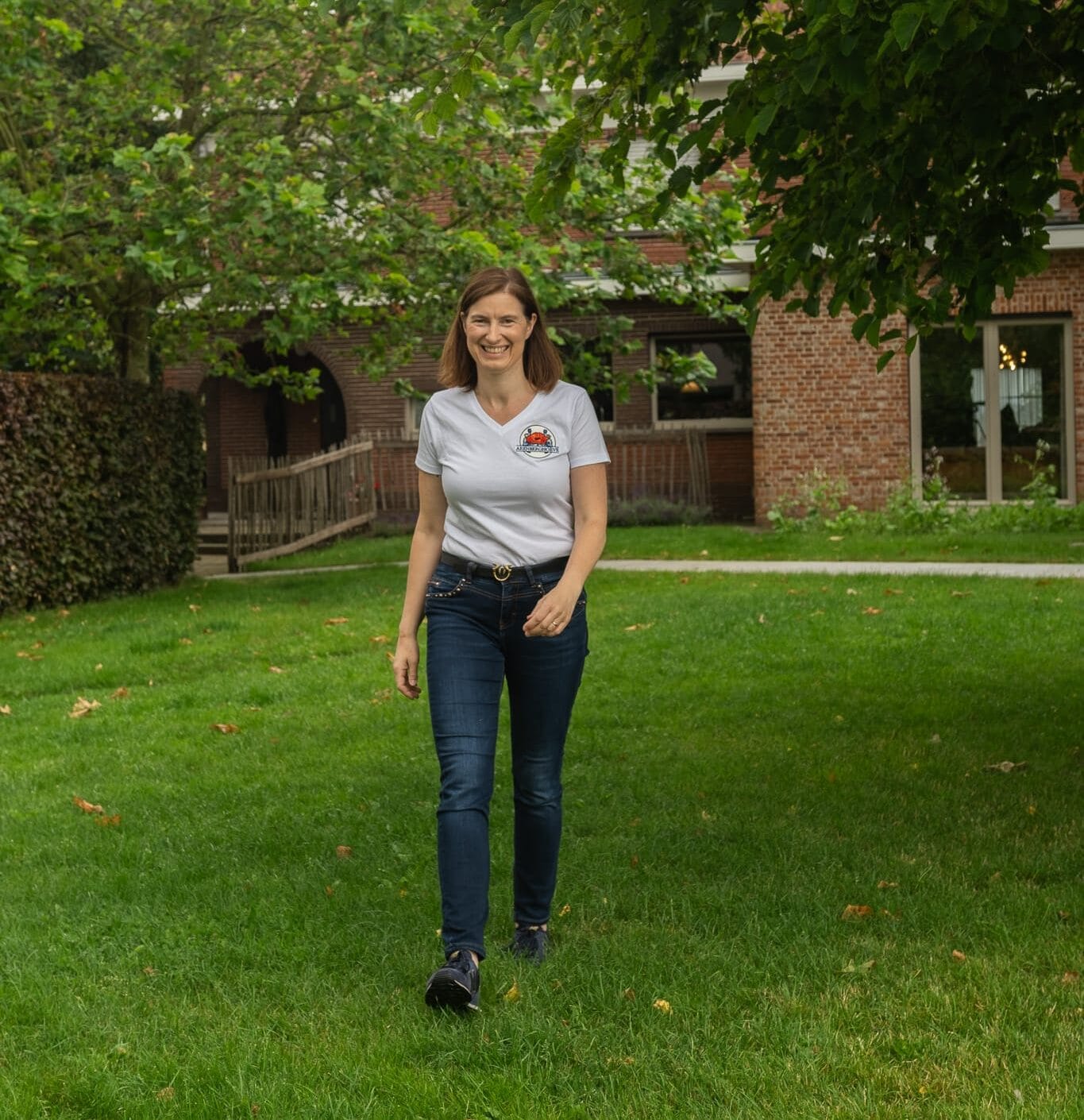 Mireille van Arenberghoeve wandelt door de tuin van de B&B